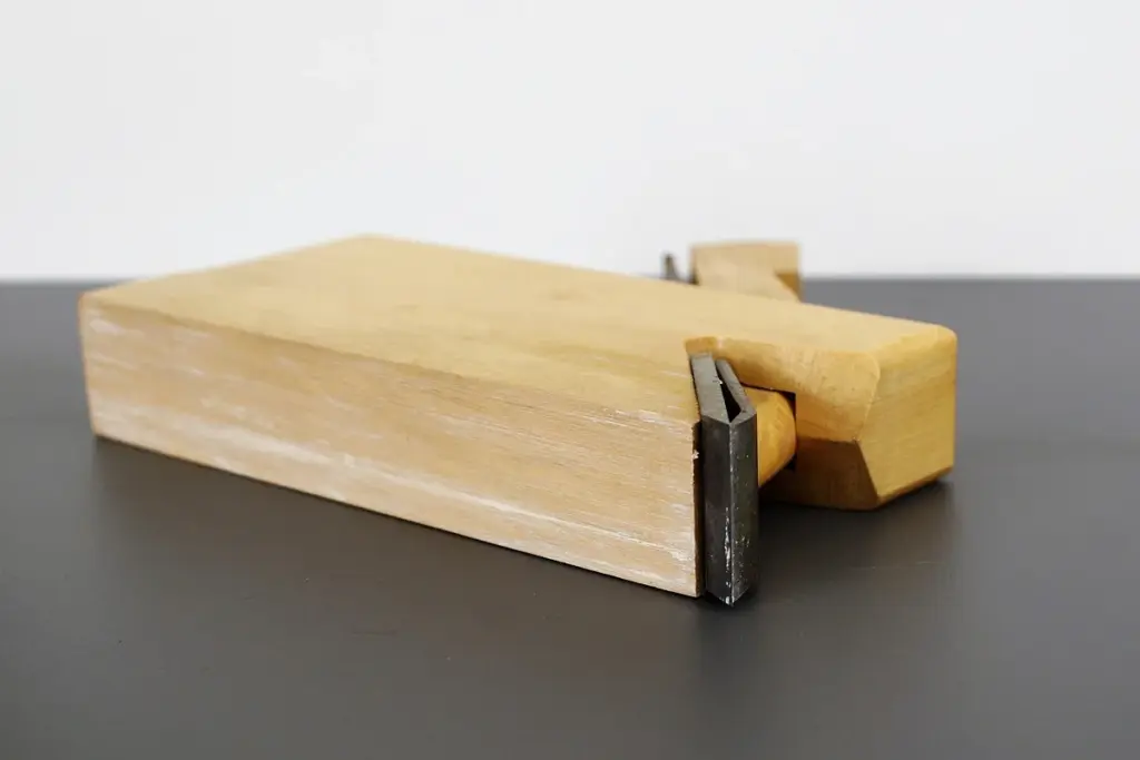 How Do You Choose Between Chemical Strippers and Mechanical Methods for Lacquer?