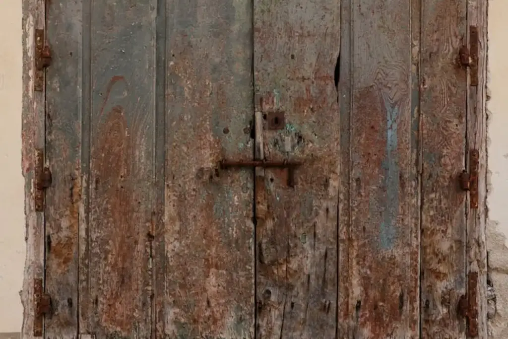 How Can You Finish Mahogany to Prevent Blotches and Boost Its Grain?
